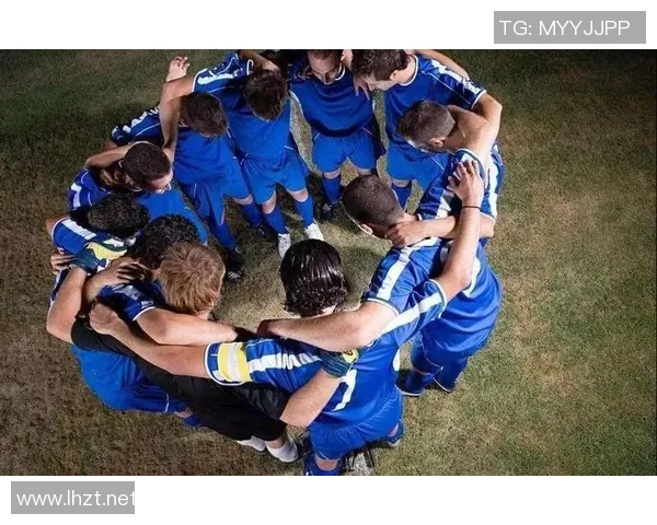 足球明星的拼搏精神与团队合作的重要性探讨