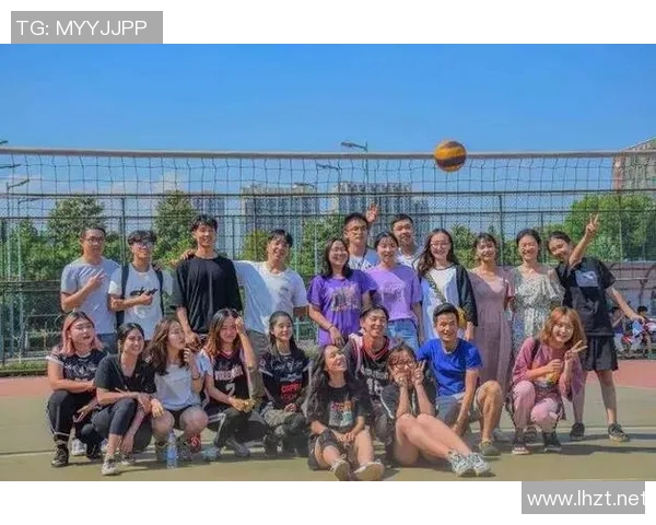 足球明星戴学士帽的优雅瞬间展现女性魅力与智慧的完美结合